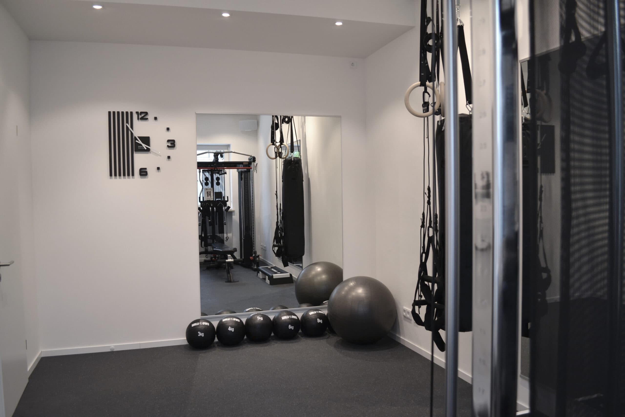 Privater Trainingsraum bei PT-BOX1 in Germering mit Spiegel, Trainingsbällen und funktionellem Equipment